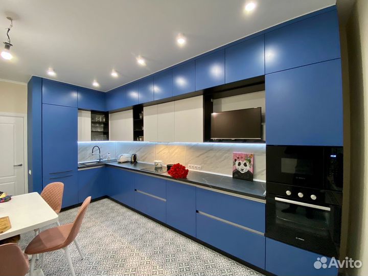 Кухня на заказ под потолок