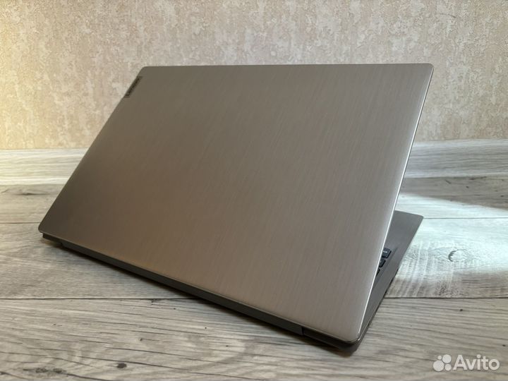 Lenovo Ryzen 3/Radeon HD/8GB/SSD512