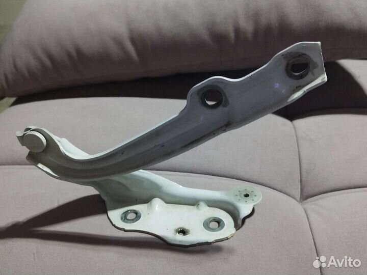 Петля капота левая Шкода Октавия А7 рест.2018 г.в