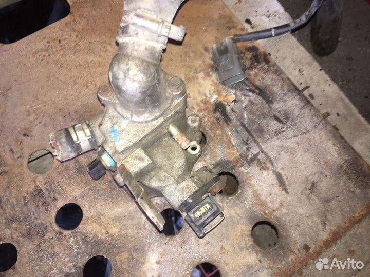 Корпус термостата с датчиком Nissan Maxima J30