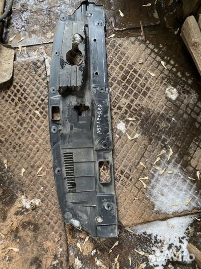 Кожух замка капота - Mitsubishi Outlander 3