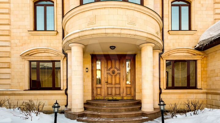 Коттедж 660 м² на участке 15 сот.