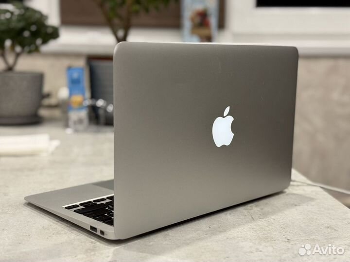 Apple macbook air 11 2010г