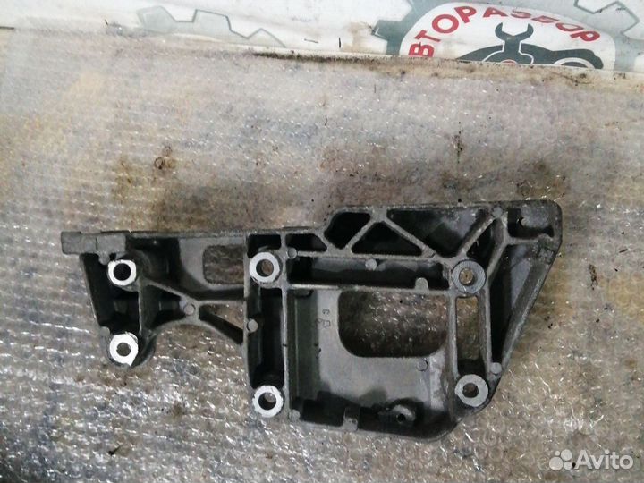 Кронштейн генератора BVY Volkswagen Passat B6