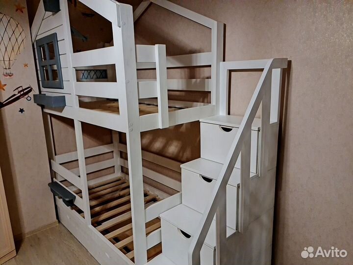 Детская двухъярусная кровать