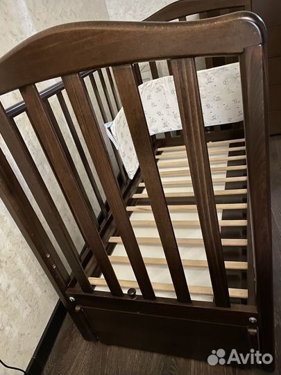 Детская кроватка с выдвижным ящиком