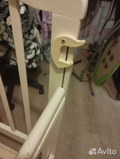 Детская кроватка с маятником