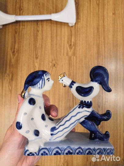 Статуэтка “Скоморох и петух”.ссср гжель