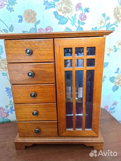 Мебель для антикварной куклы (шкаф для украшений)