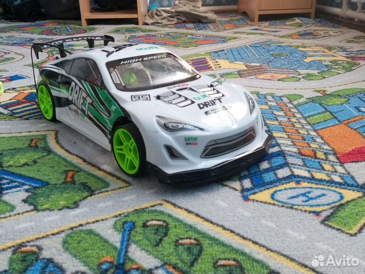 Машина на радиоуправлении для дрифта