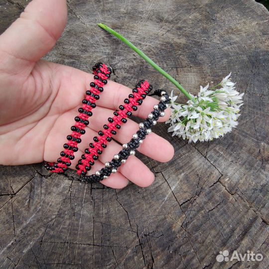 Браслет оберег из шнура и бусин