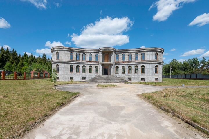 Дом 890 м² на участке 72 сот.