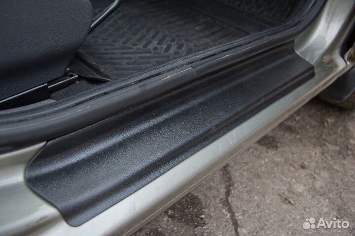 Накладки на пороги LADA Largus