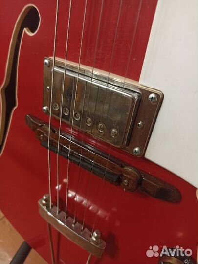 Полуакустическая электрогитара