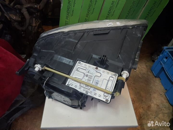 Фара передняя правая на Volkswagen Touareg