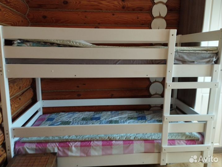 Двухъярусная кровать из массива дерева белая
