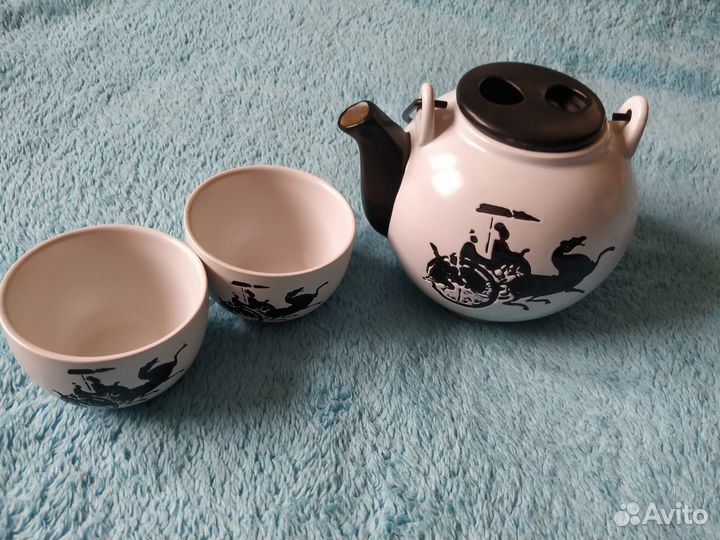 Чайник и чашки