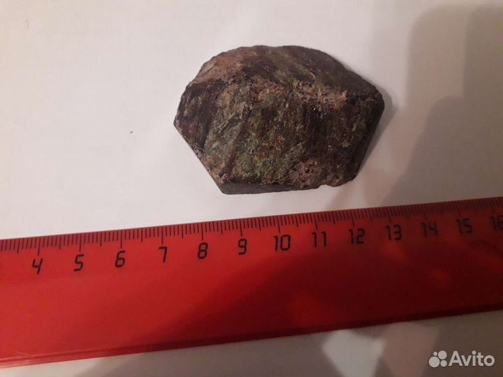 Гранат альмандин в искрящемся амфиболите (нуумите)