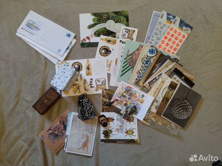 Набором открытки, значки и стикеры
