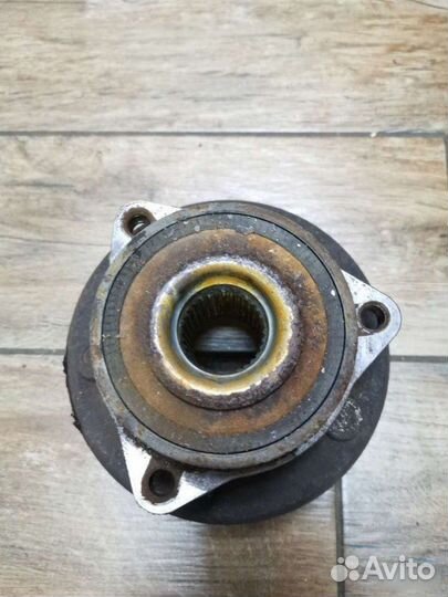 Ступица передняя левая Jeep Cherokee Wk2