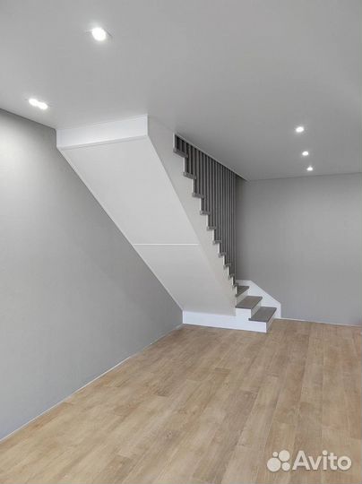 Лестница из ясеня на металлическом каркасе