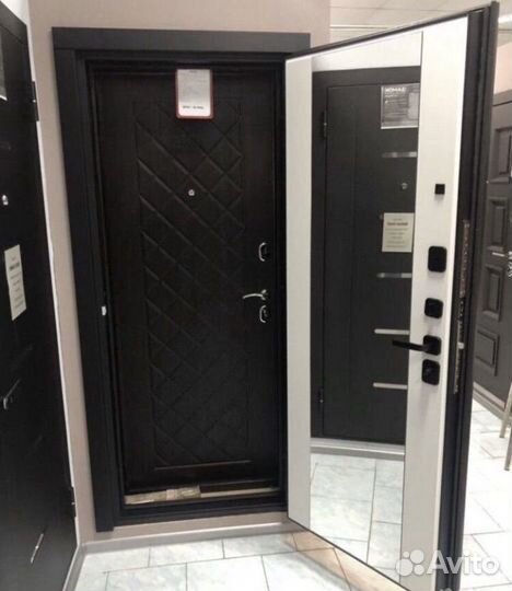 Дверь входная с зеркалом новая со склада
