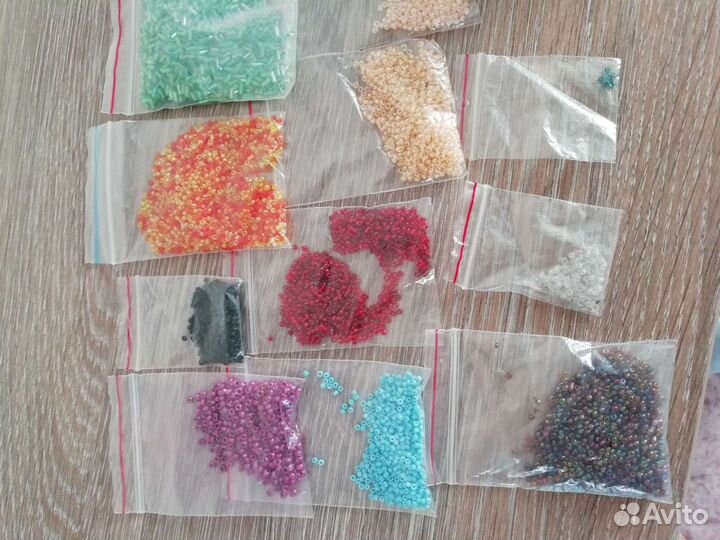 Бисер, стеклярус пакетом около 300 граммов
