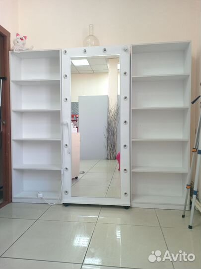 Зеркало с лампами на колесиках