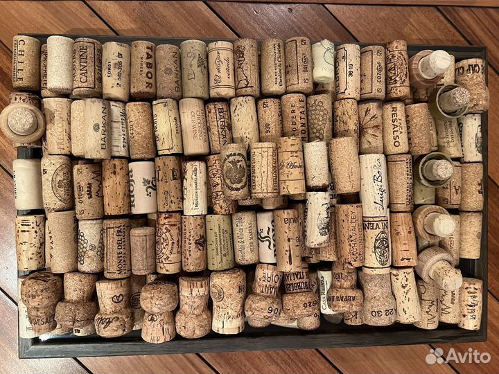 Коробка для сбора винных пробок и 275 пробок