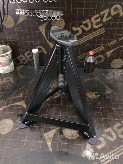 Старый домкрат гидравлический бутылочный