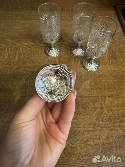 Хрустальные рюмки на металлической ножке