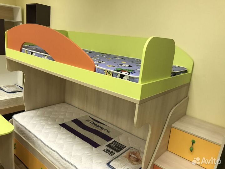 Кровать детская 2-х ярусная MIA и стол школьника