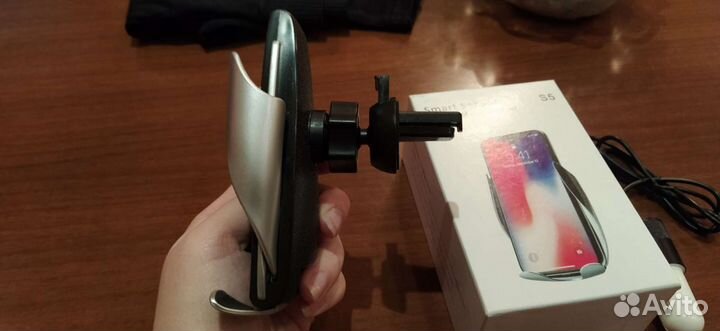 Беспроводная автомобильная зарядка с держателем