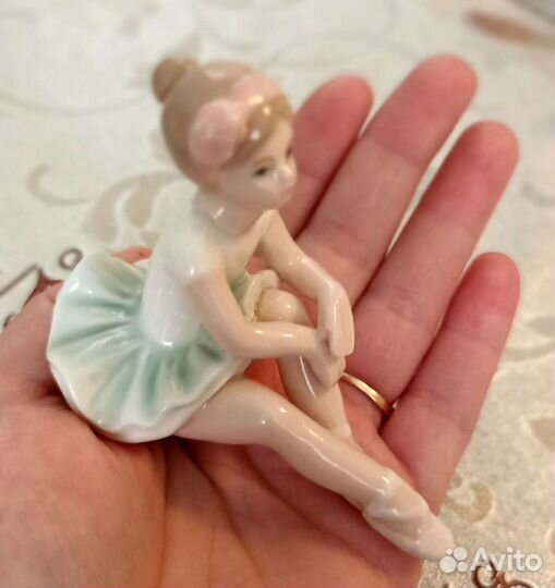 Фарфоровая статуэтка 