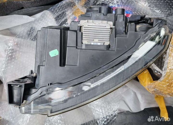 Фара передняя правая на Land Rover Discovery 4