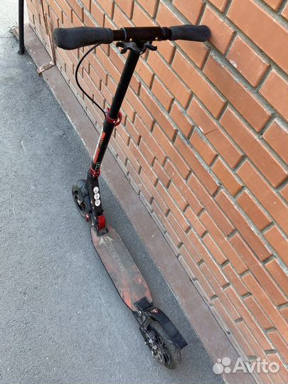 Самокат с подвеской и дисковым тормозом