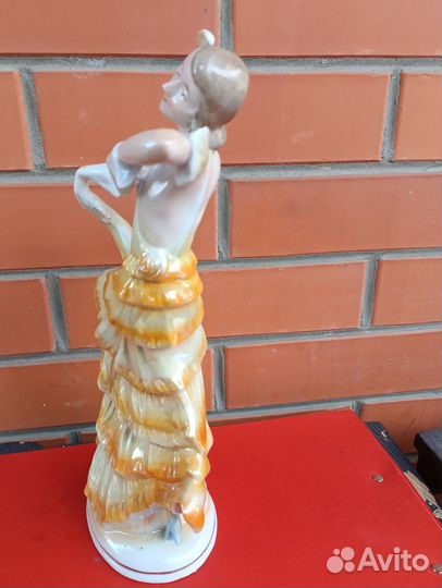 Фарфоровая статуэтка Танцующая девушка Варьете