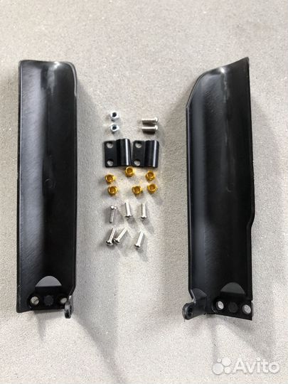 Защита перьев вилки на эндуро мотоцикл