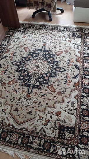 Аккуратный шерстяной ковёр