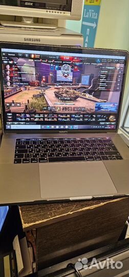 Macbook pro 15 2018 i7 16gb A1990