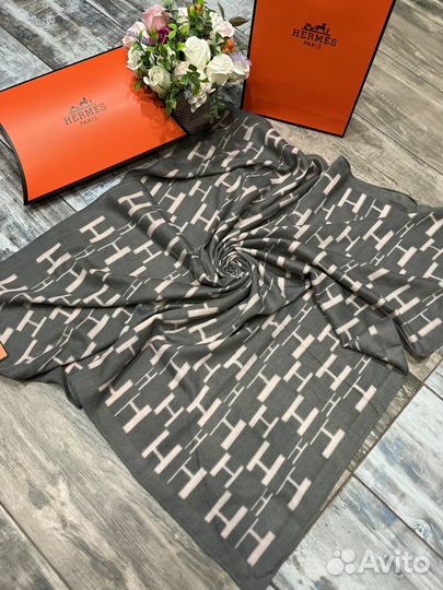 Шерстяной теплый платок Hermes серый с розовым