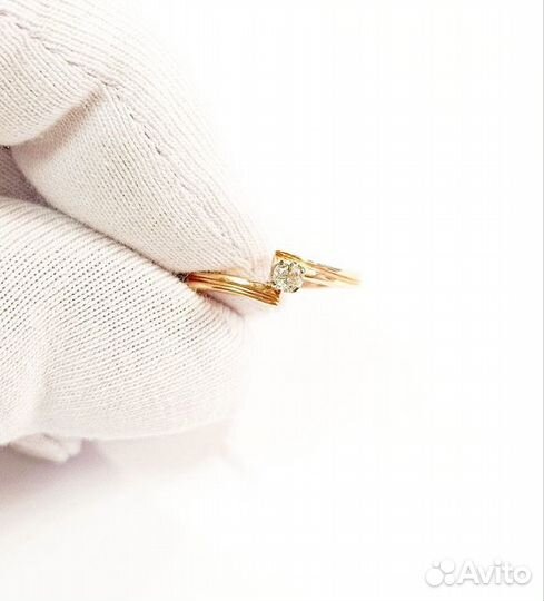 Кольцо с природным камнем Золото