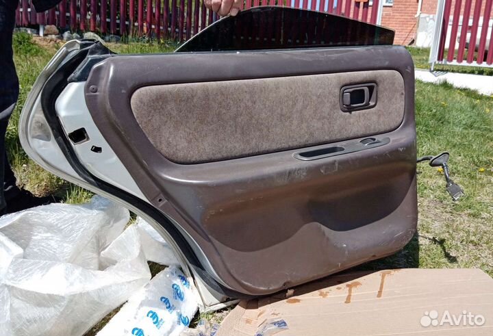 Дверь на Nissan Presea