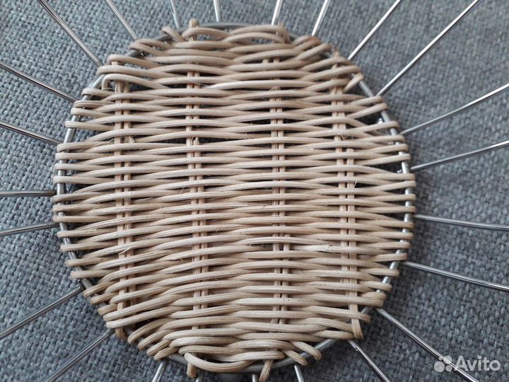 Корзинка для фруктов из металла и ротанга