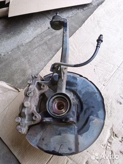 Ступица передняя правая Toyota Sequoia UCK45