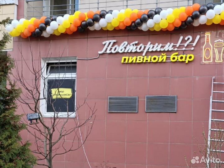 Бармен в пивной бар