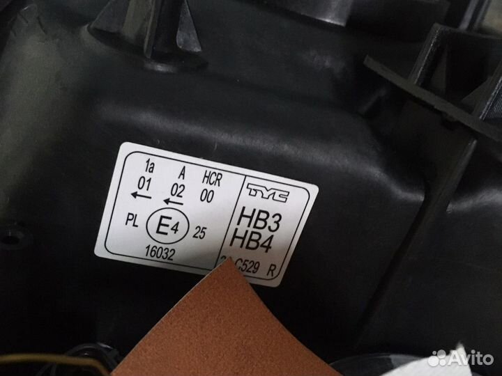 Фара правая toyota corolla 150