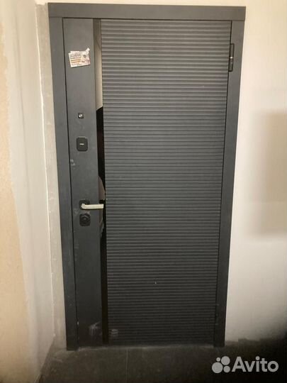 Дверь входная металлическая с зеркалом