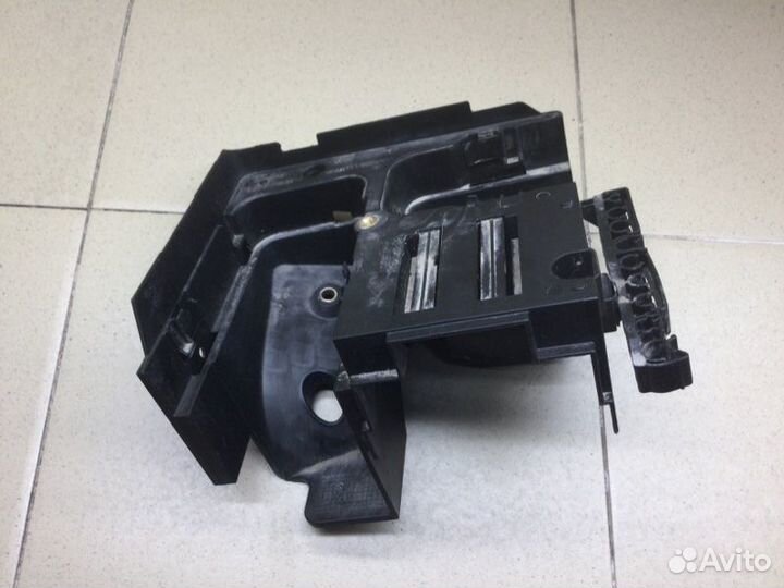 Кронштейн блока предохранителей Volkswagen Caddy