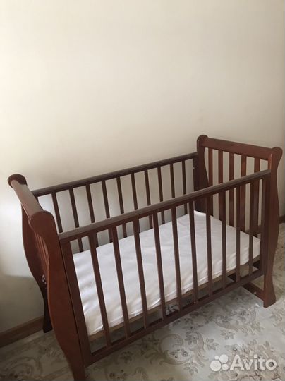 Детская кроватка с маятником и ящиком
